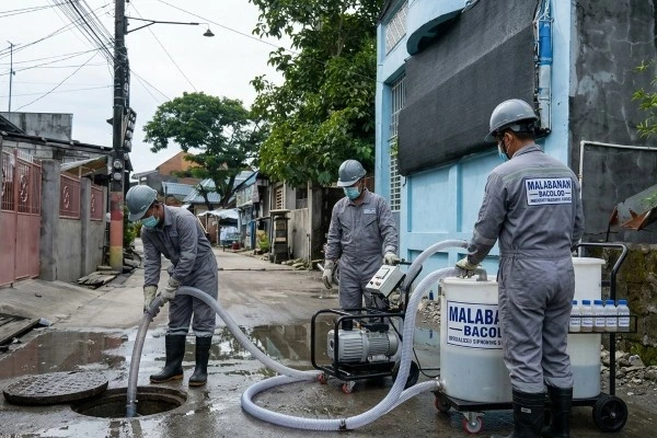 Malabanan Bacolod team providing 24/7 emergency residential declogging services using specialized power tools.